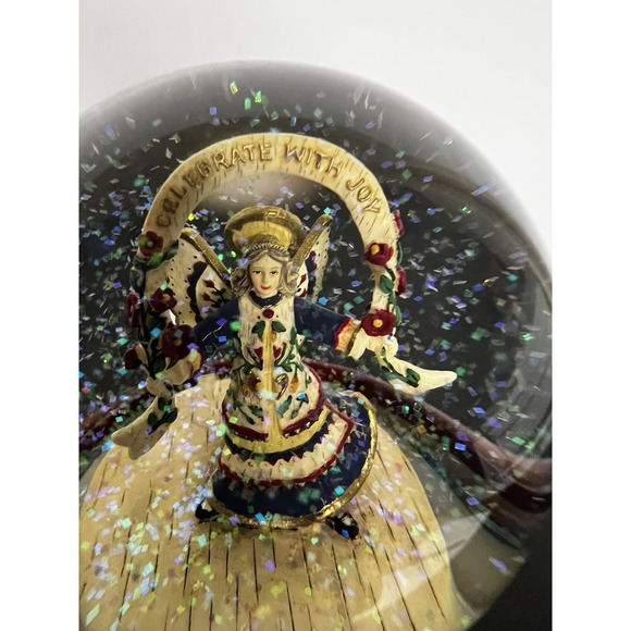 ❄️ Vintage Musical Snow Globe – "Celebrate Friendship" – A Heartwarming Keepsake - Picture 5 of 10